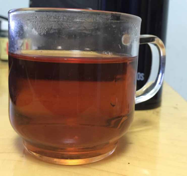 第六泡茶汤，水温很高，浸泡时间长，但颜色还是转淡，应该是投茶量太少的缘故。