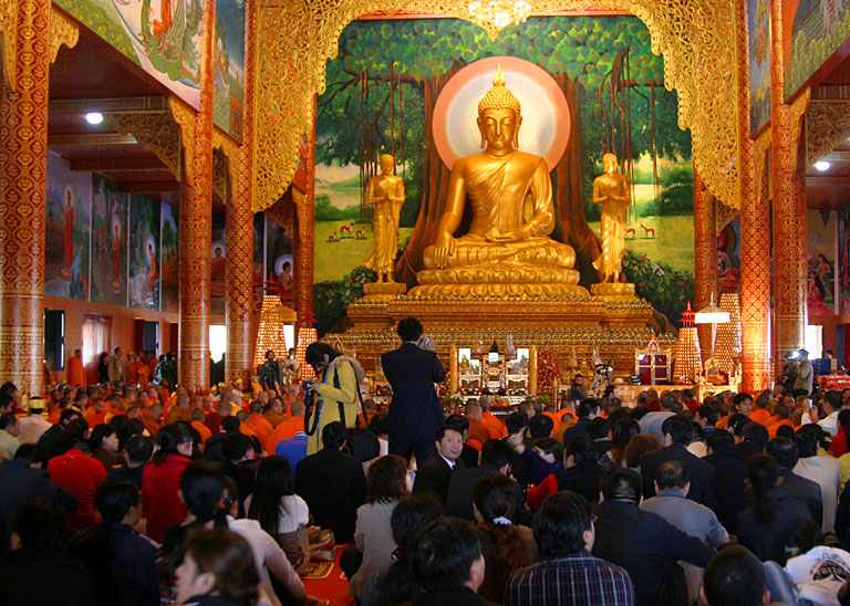 佛寺大庙汇集众多高僧和信徒