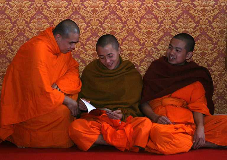 南传上座部佛教僧侣在看佛经