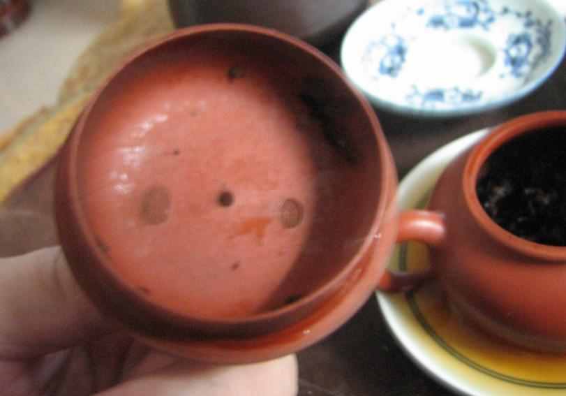 然后打开壶盖，用手罩住壶口再抖动几下，以便茶的杂味迅速散去。