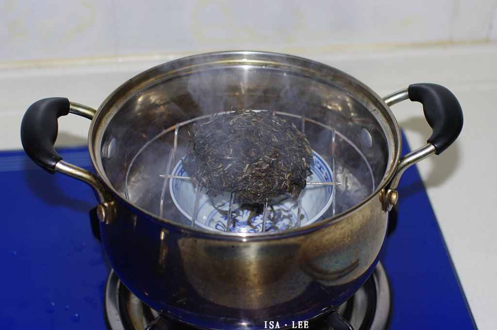 盖上锅盖小火隔水蒸煮5、6分钟