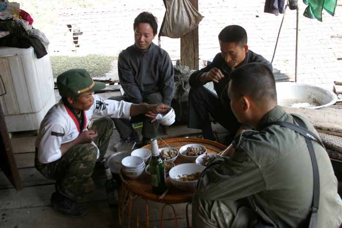 纳卡拉祜族朋友是寨里的“治安大队长”（左一），他身上随时穿着一件韩国茶客送他的衣服.jpg