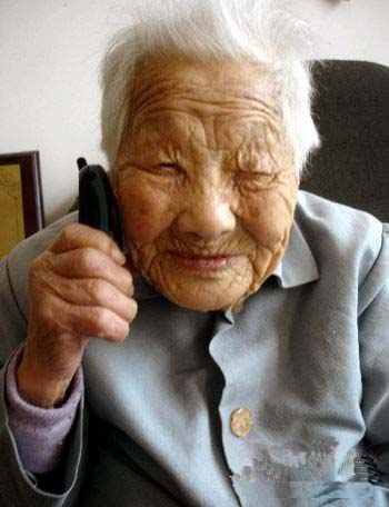 一辈子都没有用过手机的老大娘，如今也开始疯狂接听了。