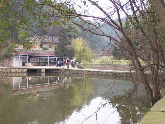 韶山主席故居宅前的风景